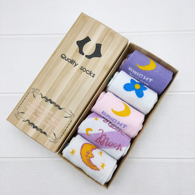 Wholesale Good Quality Cheap Cute Cartoon 5 Pairs Gift Box Pack Breathable Cotton Crew Women Socks