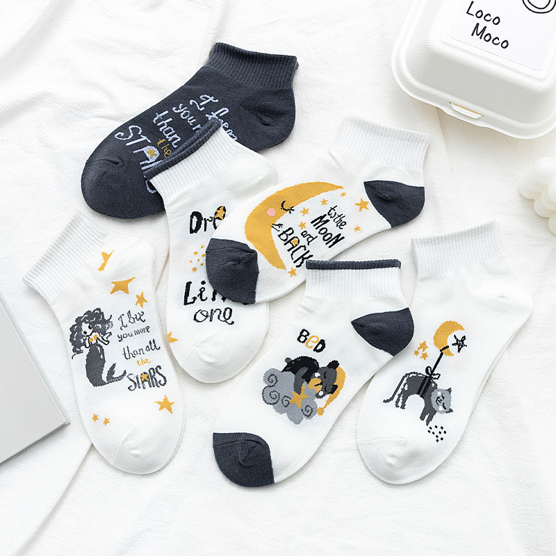 Wholesale Korean Spring New Fashion Cartoon Letters Cute Girls Socks Cotton Trendy Cartoon White Women Ankle Socks