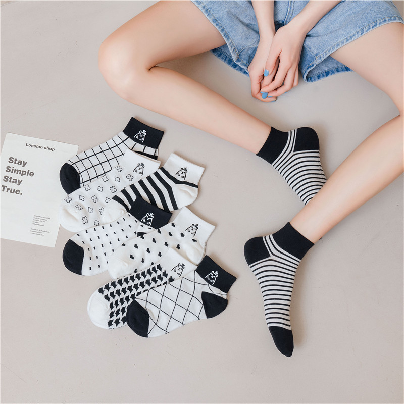 Korean New Fashion Printed Hug Bear Cartoon Cute Girls Socks Cotton Black White Striped Plaid Women Ankle Socks